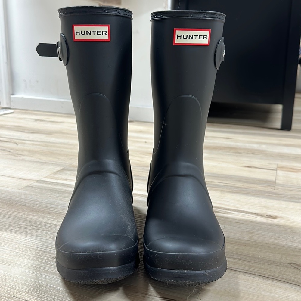 HUNTER Original Short Matte Rain Boot - Women's size 8. Black
